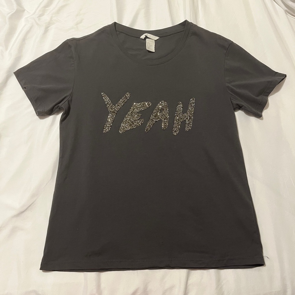 H&M Top Women’s Small Classic Gray Glitter “Yeah” T-Shirt Short Sleeve Crew Neck